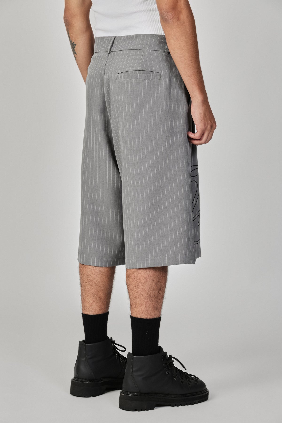 TAILORED JORTS THESAINT CURSIVE