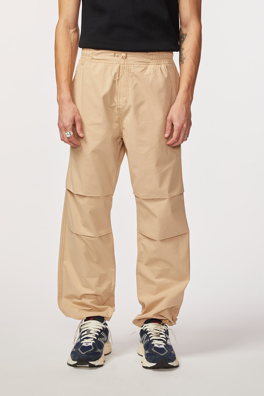 CALÇA PARACHUTE COM PREGAS