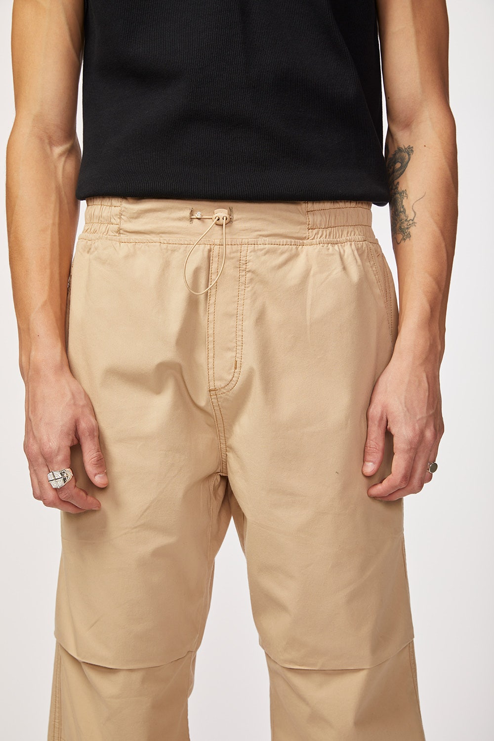 CALÇA PARACHUTE COM PREGAS